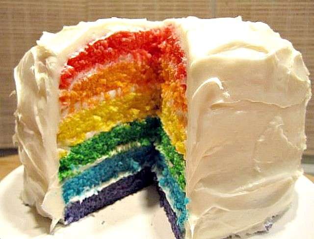 Torta arcobaleno con glassa