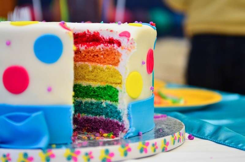 Torta arcobaleno con pasta di zucchero