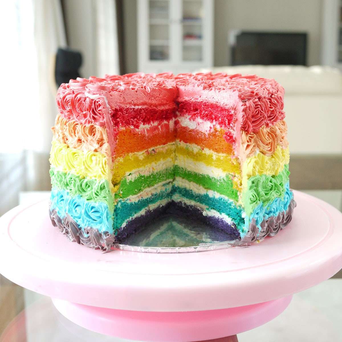 Torta arcobaleno con rose