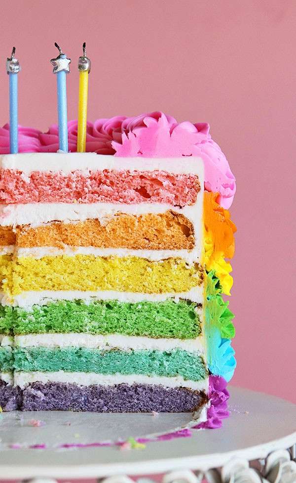 Torta arcobaleno di compleanno