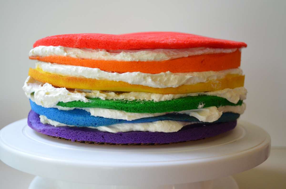 Torta arcobaleno farcita