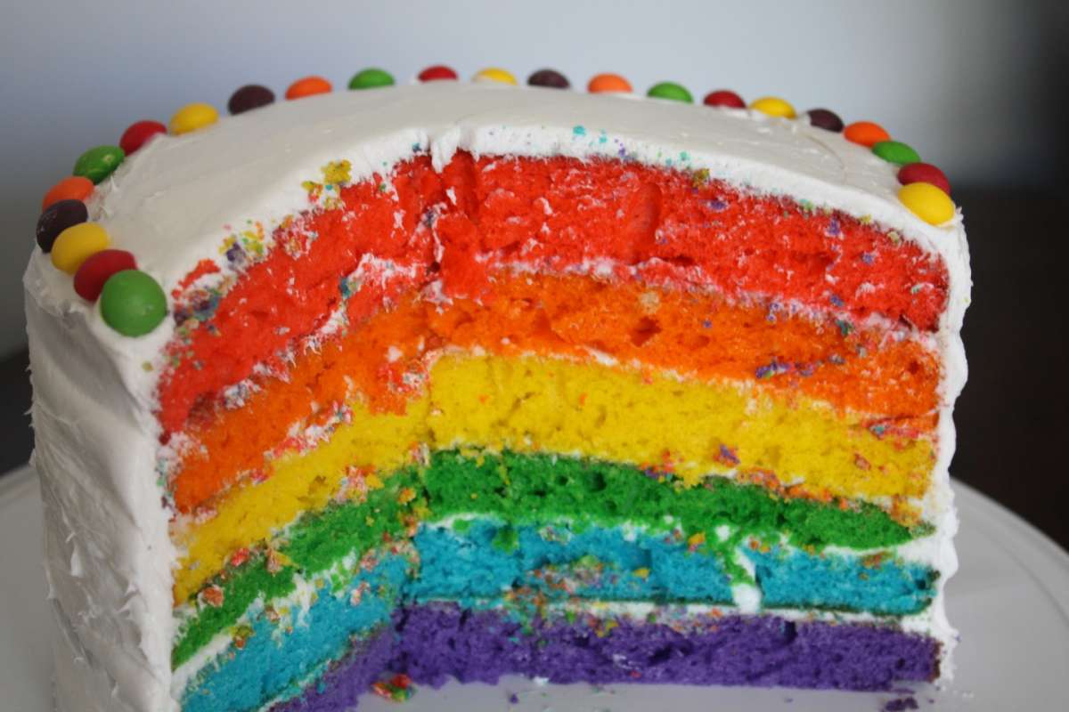 Torta con strati colorati