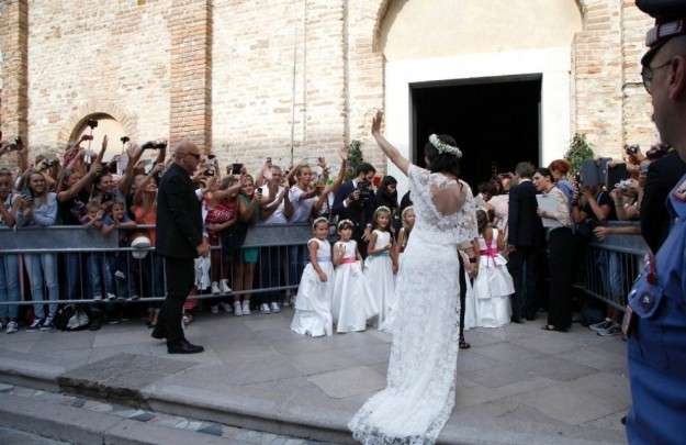 Abito bianco firmato Alberta Ferretti per la sposa vip