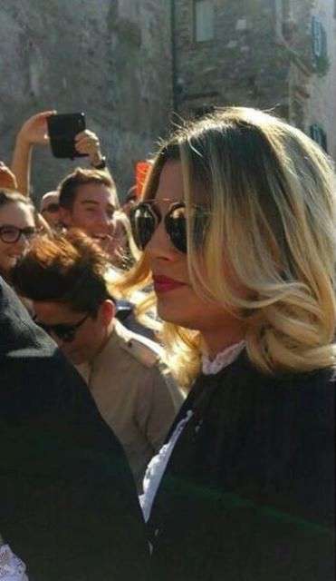 Emma Marrone arriva in chiesa