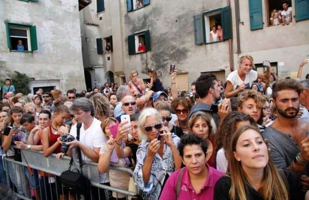 Fan in delirio per il matrimonio di Elisa