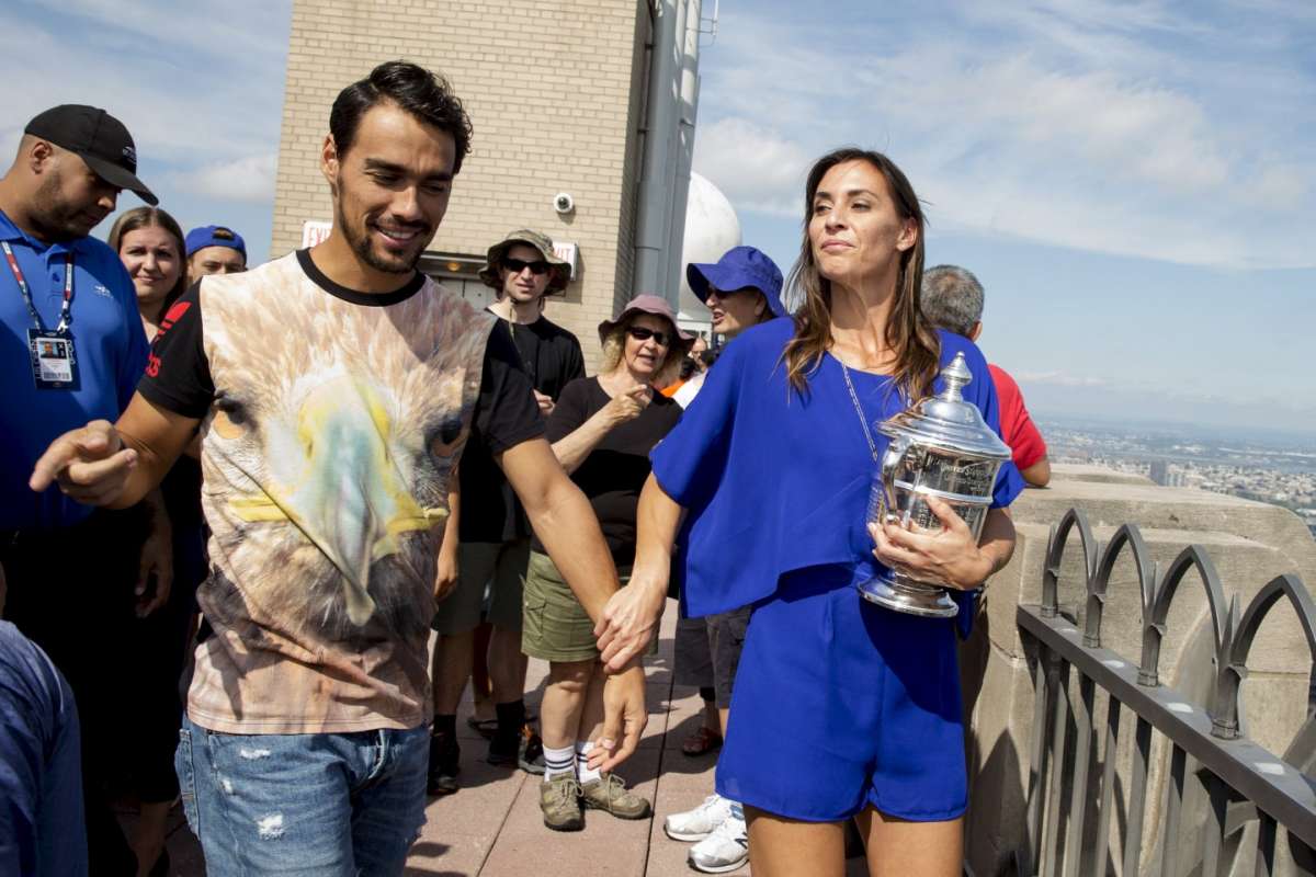 Flavia Pennetta con la coppa vinta agli Us Open 2015 insieme con il fidanzato