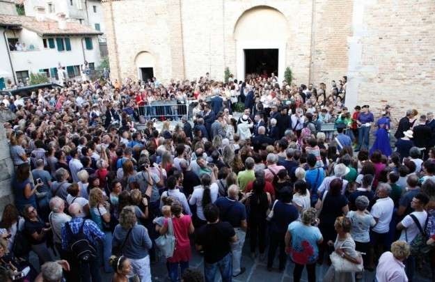 Folla di fan all'esterno della basilica