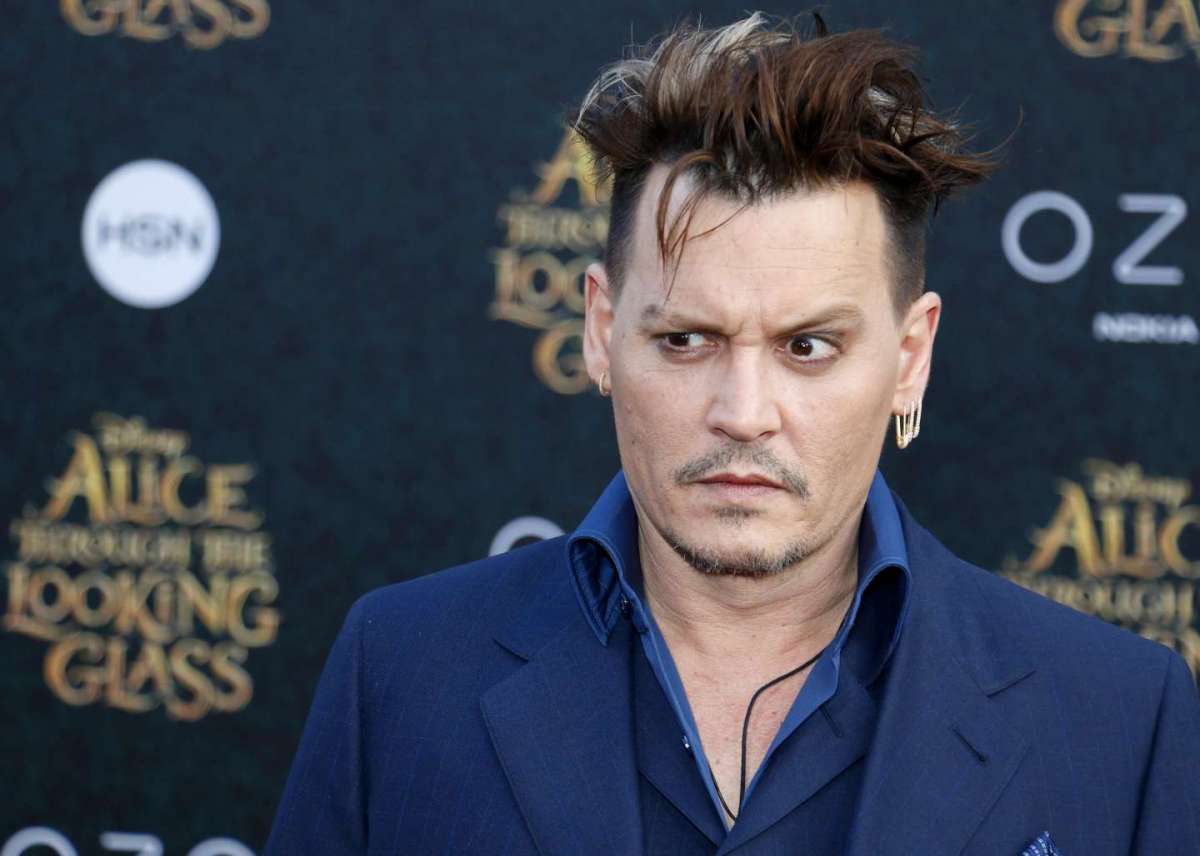 Johnny Depp alla prima del film Alice attraverso lo specchio a Los Angeles