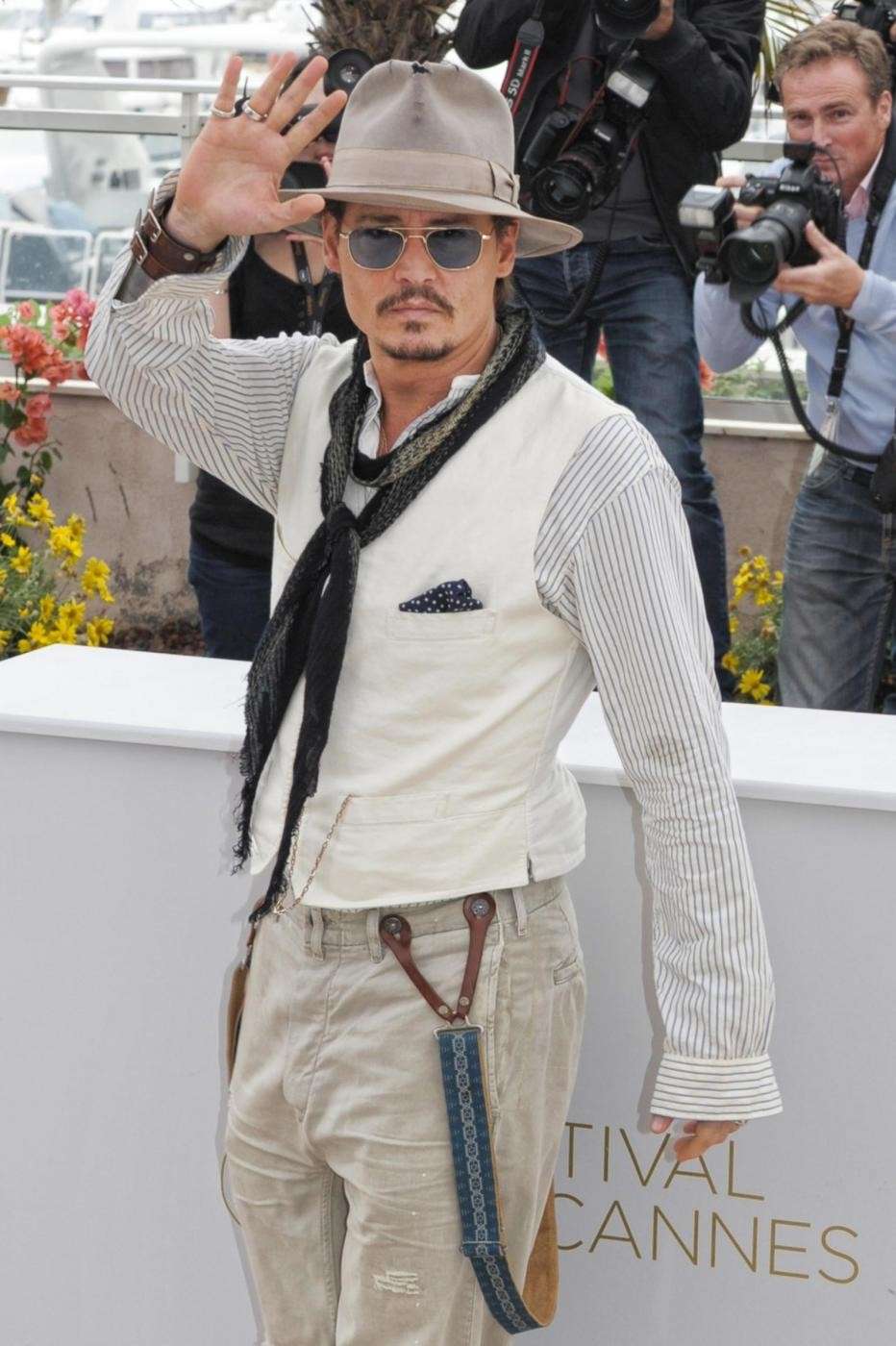 Johnny Depp saluta i fan