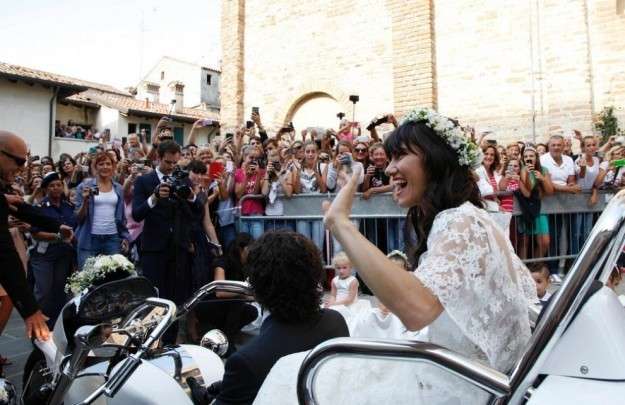 L'arrivo della sposa vip in moto
