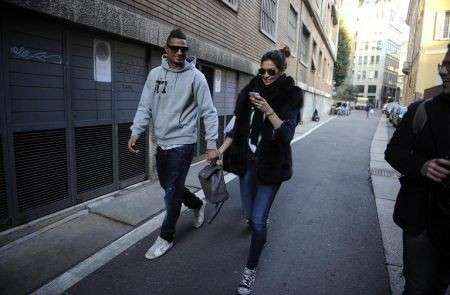 L'ex velina e il calciatore durante una passeggiata