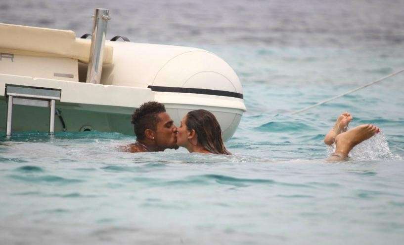 L'ex velina e il calciatore si baciano in acqua