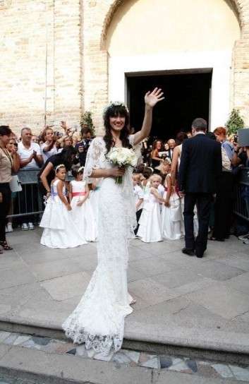 La cantante in abito bianco saluta la folla