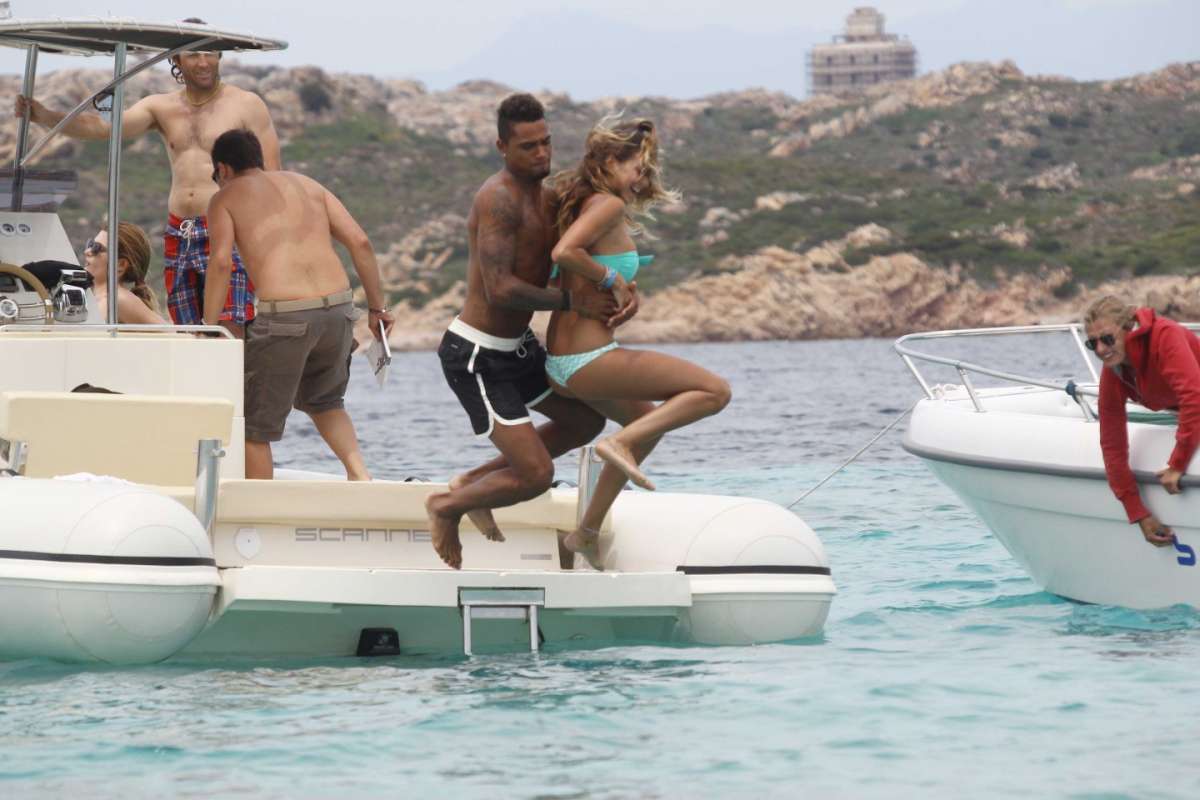 La showgirl e il calciatore saltano dalla barca