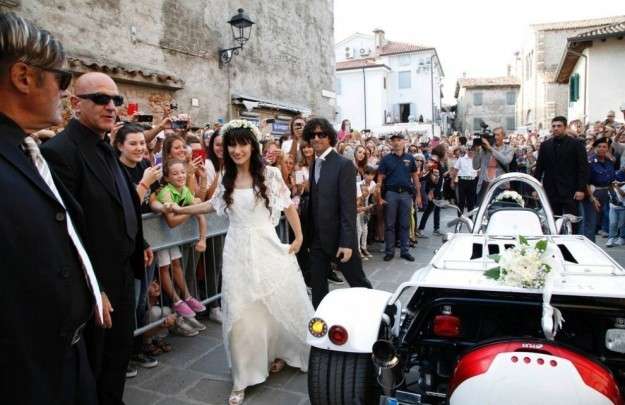 La sposa saluta le sue fan