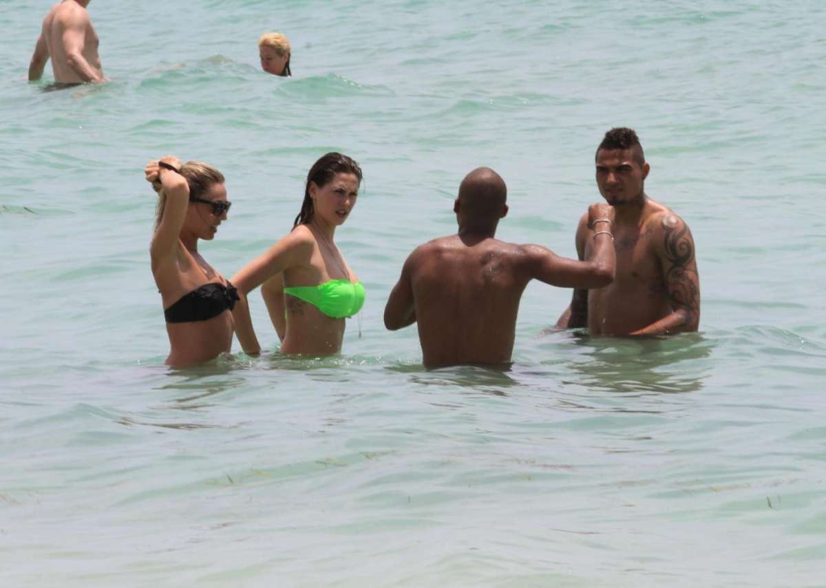 Melissa Satta e Kevin Prince Boateng con gli amici
