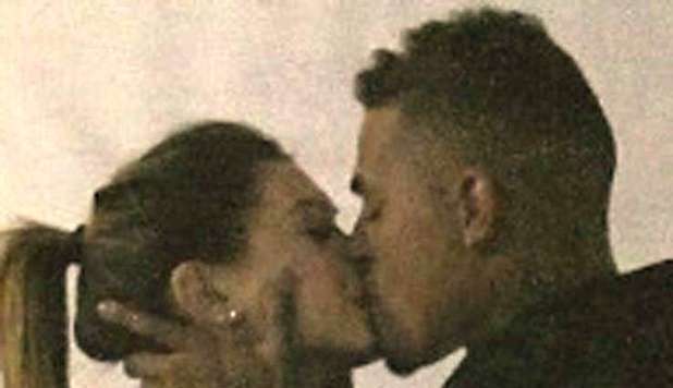 Melissa Satta e il fidanzato Kevin Prince si baciano