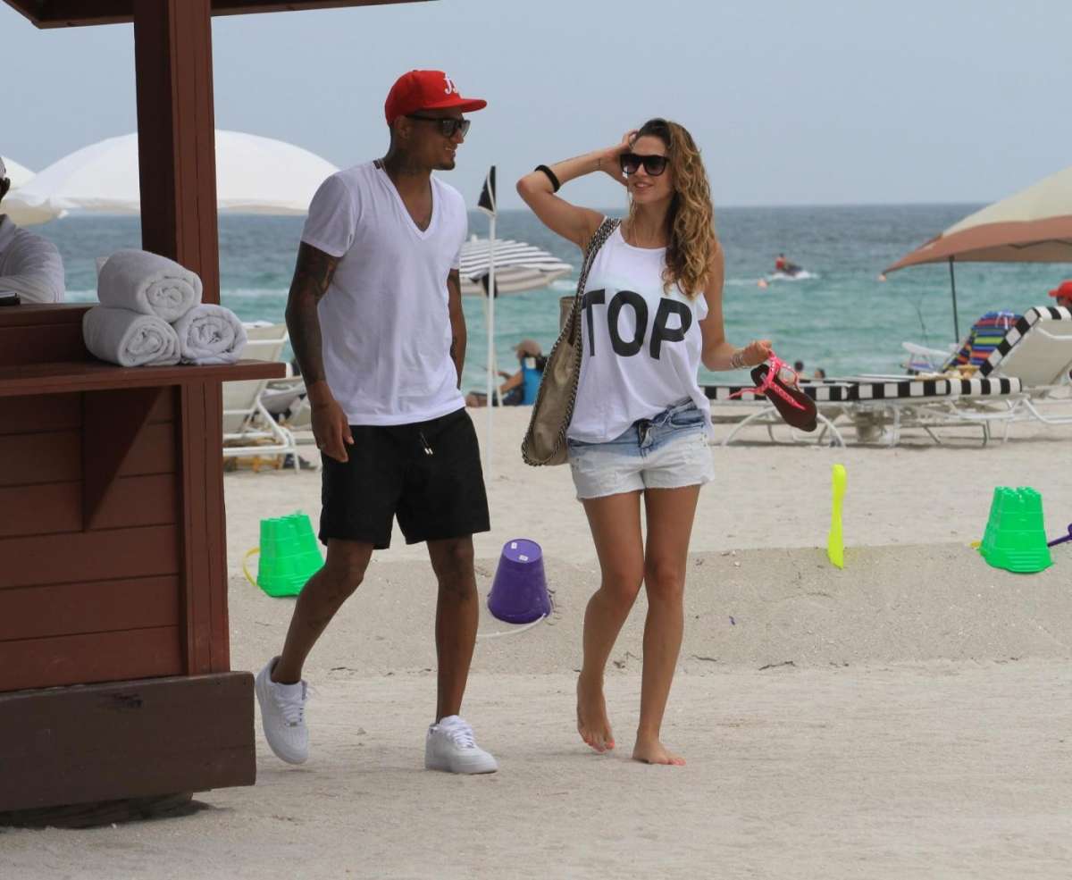 Melissa Satta e Kevin Prince Boateng, look da spiaggia