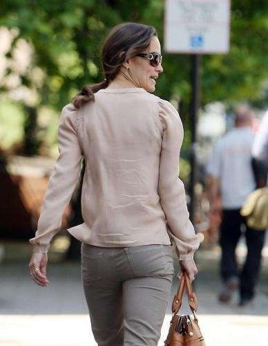 Pippa Middleton durante una passeggiata