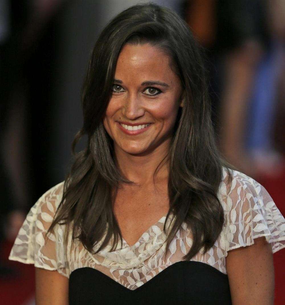 Pippa Middleton sorridente in primo piano