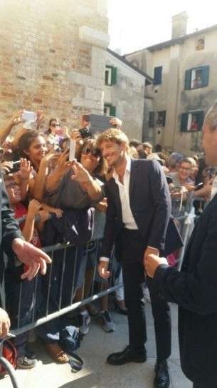 Selfie di Giorgio Pasotti con una fan