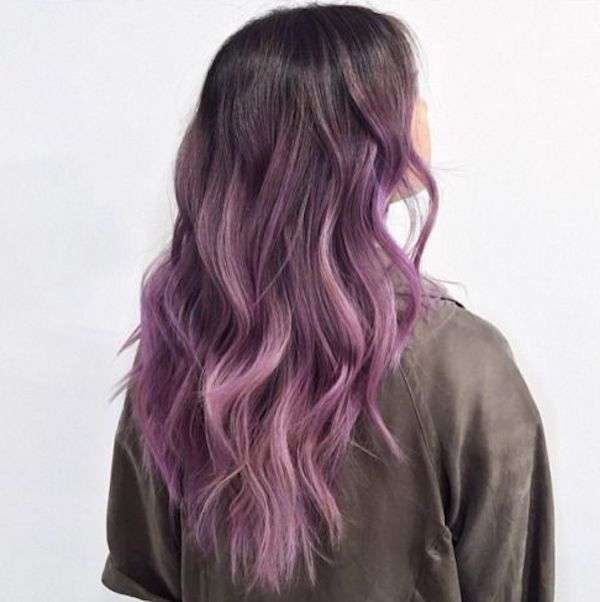 Shatush viola lilla su capelli castani