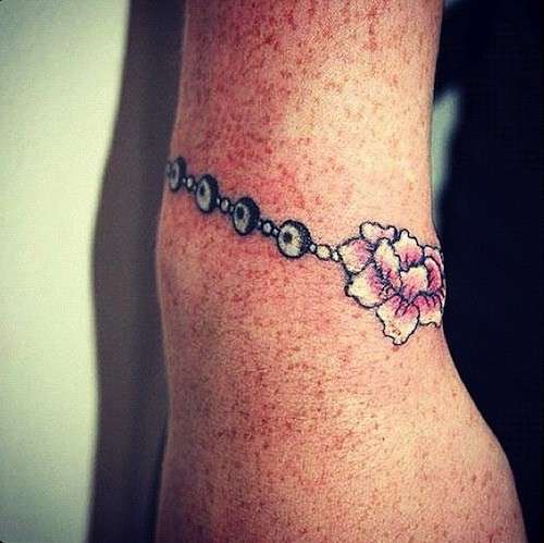 Tatuaggi femminili: il braccialetto con fiore
