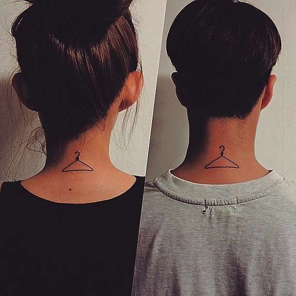 Tatuaggi sul collo: la gruccia minimal