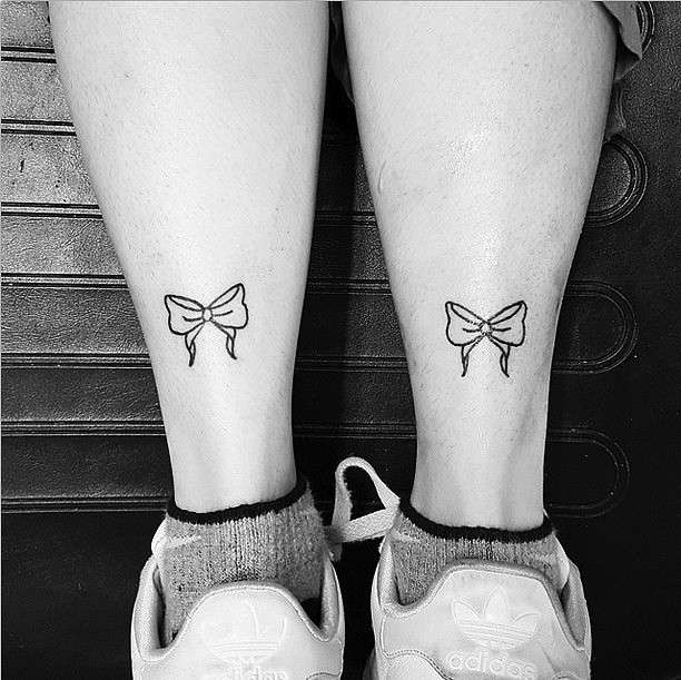 Tatuaggio alle caviglie con fiocchi