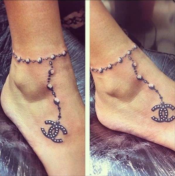 Tatuaggio cavigliera con logo Chanel