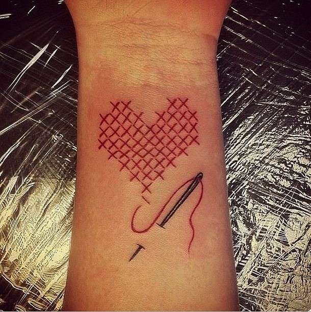 Tatuaggio con cuore cucito