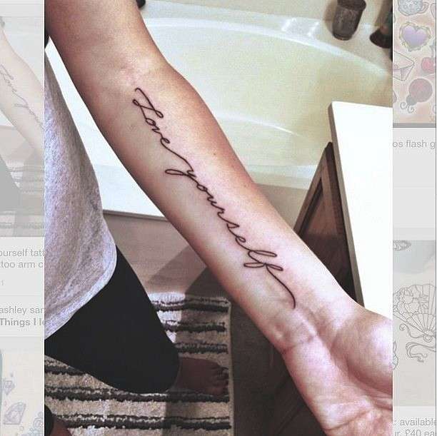 Tatuaggio con scritta Love yourself