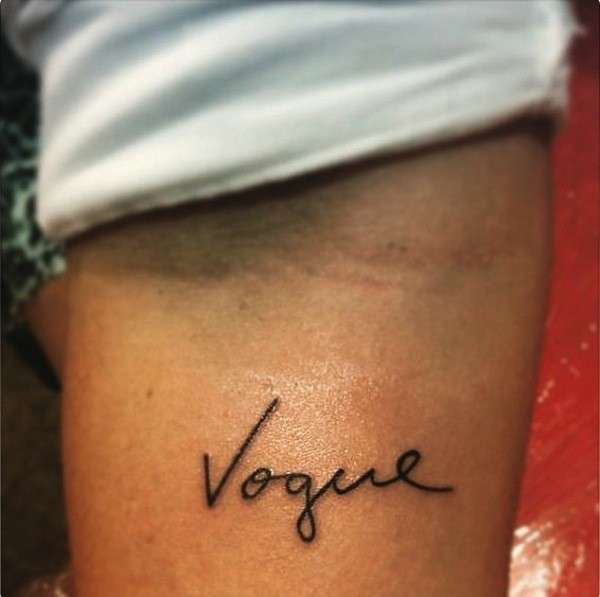 Tatuaggio con scritta Vogue
