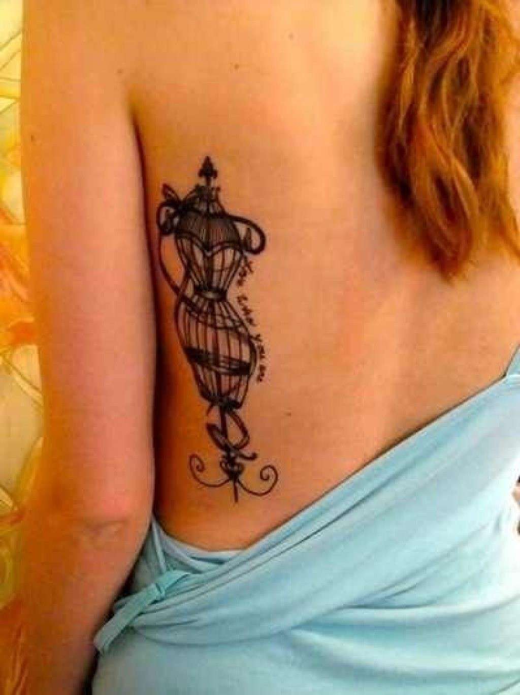 Tatuaggio femminile sulla schiena