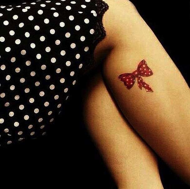 Tatuaggio fiocco con pois