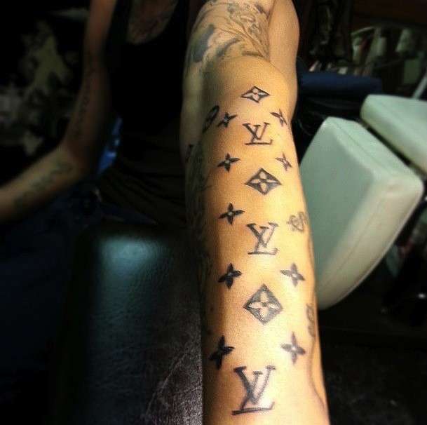 Tatuaggio sul braccio con logo LV