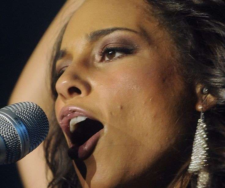 Alicia Keys con acne