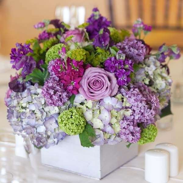 Centrotavola con fiori lilla e lavanda