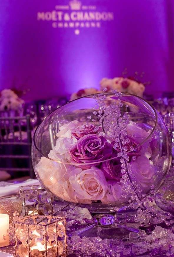 Centrotavola in vetro con rose lavanda
