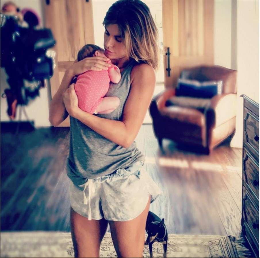 Elisabetta Canalis con la figlia Skyler Eva in braccio