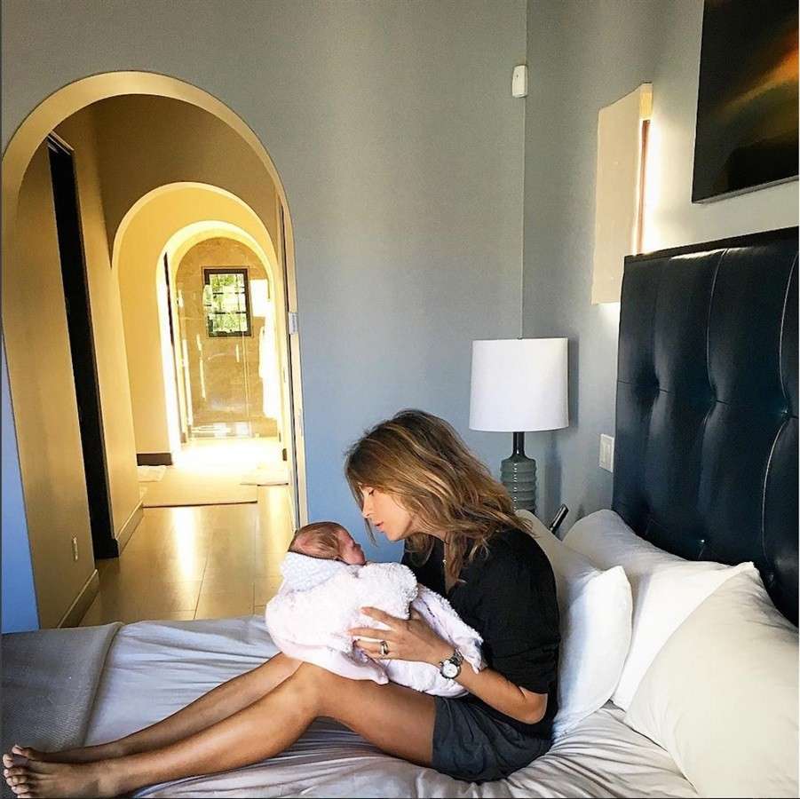 Elisabetta Canalis e la figlia durante il momento della ninna nanna