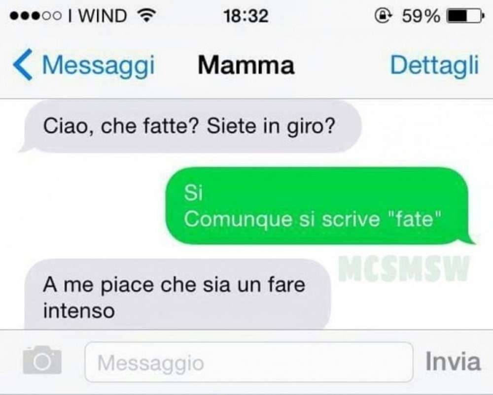 Mamme che scrivono messaggi su WhatsApp