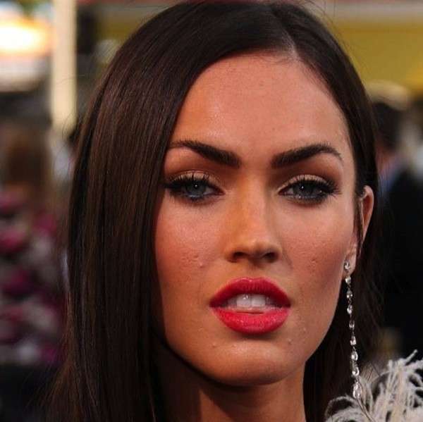 Megan Fox con acne