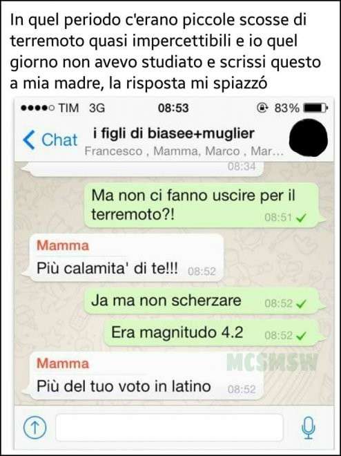 Una mamma che scherza con il figlio dopo un terremoto