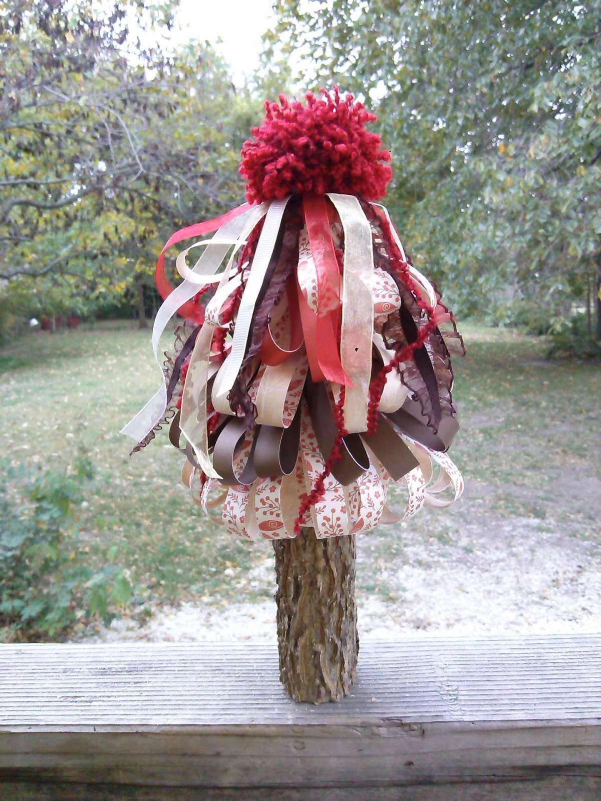 Albero di Natale con nastri colorati