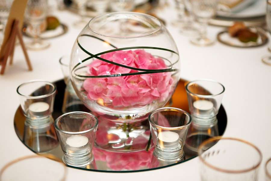 Boccia con fiori e bicchieri portacandele