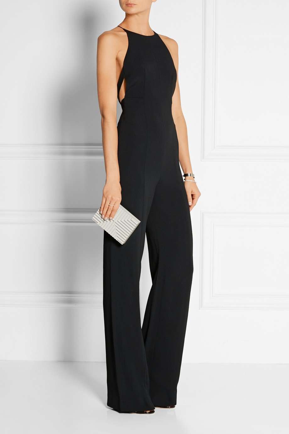 Borsa grigia e jumpsuit nero