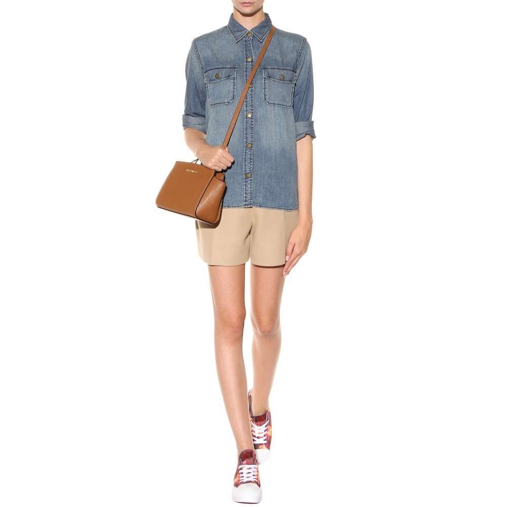 Camicia di jeans e borsa marrone
