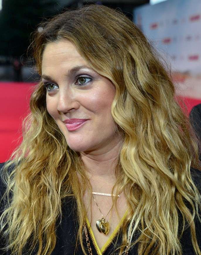 Capelli lunghi con beach waves per Drew Barrymore