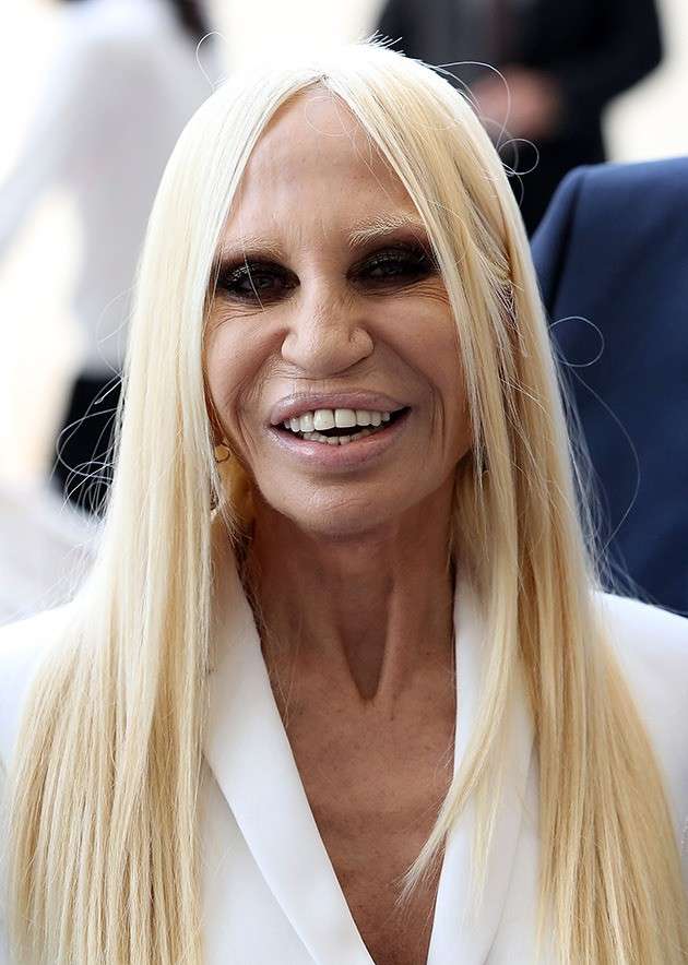 Capelli lunghi e lisci biondo platino per Donatella Versace